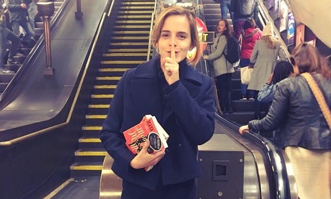 nhận sách từ Emma Watson