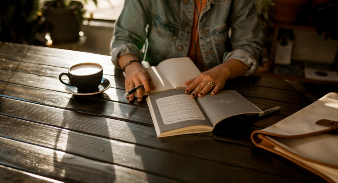 chuyện tận tâm của người làm sách qua lề giấy 